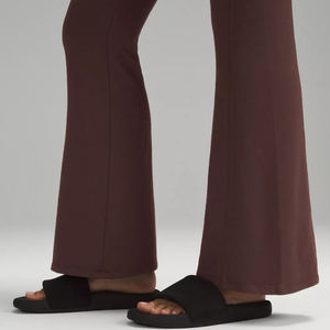 Pantalons évasés en toile à taille élastique rétro Y2K pour femmes très demandés, vêtements de sport personnalisés avec logo - Product Image 5