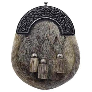 Ceci est un sporran en cuir brun avec un cantle en laiton et des glands. - Product Image 4
