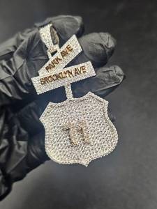 Colgante Personalizado de Letrero Urbano con Incrustaciones de Moissanita, Diseño de Escudo con Nombre de Brooklyn, en Plata de Ley Chapada en Oro, Joyería Fina - Product Image 3