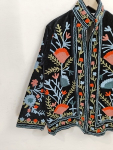 Veste courte en velours noir brodée Suzani, faite à la main, motif floral bohème ethnique, pour festival - Product Image 3