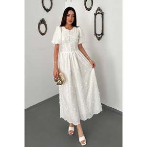 Robe brodée blanc cassé avec manches ballon et détails froncés. - Ecru - Product Image 1