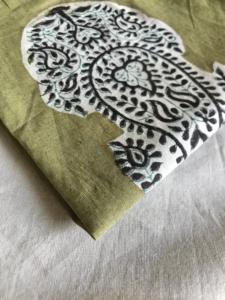 Tissu en coton imprimé à la main, base vert olive avec motif paisley blanc et noir (Kairi) - Product Image 3