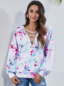 Sweat à capuche court élégant pour femme, à manches régulières, col côtelé, en molleton, avec sublimation et badge personnalisé, style streetwear et sportswear - Product Image 2