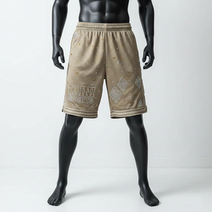 Pantalones cortos de baloncesto de malla de poliéster de 180 GSM para hombre, color beige arena, con paneles laterales con puntos de diamantes de imitación y logotipo personalizado con transferencia térmica. - Product Image 1