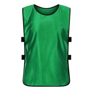 Bavettes d'entraînement de football haute visibilité personnalisées avec tissu durable et à séchage rapide pour perceuses de football pour hommes et femmes - Product Image 1