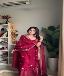 Rich Look Rayon Nouvelle Arrivée Daily Wear Top Pantalon Dupatta Set avec Pearl Work Sharara. - Product Image 3