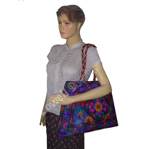 Sac à main brodé à base violette riche, aspect traditionnel, idéal pour les tenues de fête et les rassemblements spéciaux - Product Image 2