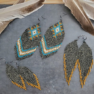 Boucles d'oreilles créoles tendance en perles de verre Boucles d'oreilles en perles de rocaille Boucles d'oreilles créoles faites à la main pour femmes filles Nouveaux modèles par R Crafts - Product Image 5