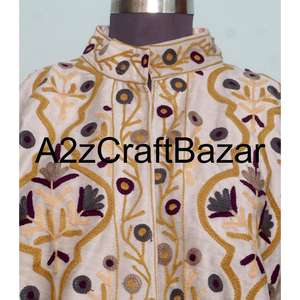 Veste en velours Suzani brodée à la main par des artisans, avec des rayures grises, fabriquée avec des matériaux de haute qualité et offrant un aspect Suzani - Product Image 2