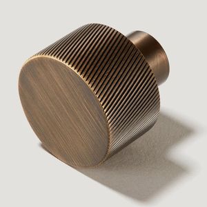Perillas de latón hechas a mano para armarios de cocina que ofrecen un aspecto artesanal refinado, adecuado para un estilo contemporáneo o moderno. - Product Image 1