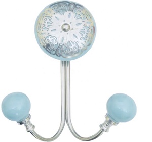 Patère murale en fonte de qualité exportatrice avec boutons en céramique turquoise filigrane en laiton - Product Image 1