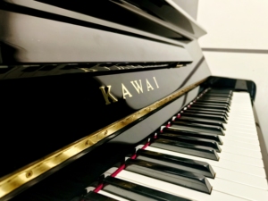Piano Acústico Vertical Usado KAWAI KU1B Negro de Grado Profesional Japonés con Estilo Mecánico para Exportación al por Mayor - Product Image 2