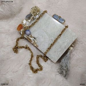 Sac à main rond en corne de haute qualité, fait à la main, avec un style animal réaliste, objet de collection pour femmes par HF Industries - Product Image 1