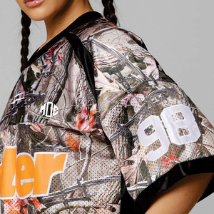 เสื้อเจอร์ซีย์อเมริกันฟุตบอลตาข่ายขายส่ง ลายพราง ยูนิเซ็กซ์ ทรงโอเวอร์ไซส์ สตรีทแวร์ แขนสั้น รับผลิตแบบ OEM ODM แบรนด์ส่วนตัว สหรัฐอเมริกา - Product Image 5