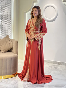 Caftan marocain en soie et mousseline de soie rouge fait à la main de style décontracté avec des caractéristiques antistatiques et respirantes Design brodé - Product Image 6