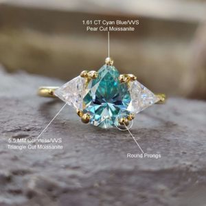 Anillos de compromiso de boda de diamantes de moissanita con corte de tres trillones de piedra en oro macizo de 10kt - Product Image 3