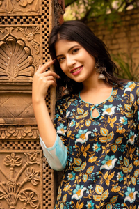 Vestido Informal de Algodón con Estampado a Mano SUNHARI RAANI con Dupatta de Organza, Silueta Ajustada y Evase, Cintura Natural, Botones para Adultos - Product Image 5