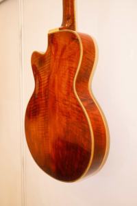 <span class=keywords><strong>Guitare</strong></span> électrique artisanale Yunzhi 15 pouces, corps creux en érable flammé, table en épicéa Archaize, touche en ébène, configuration professionnelle H/S - Product Image 6