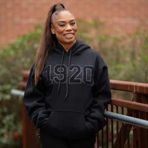 Sudadera All Black 1920 con algodón suave y letras de chenilla para miembros de la Hermandad Ropa griega unisex con estilo - Product Image 6