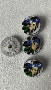 Boutons brodés Pepit sur mesure Boutons en tissu fabriqués à la main avec perles colorées Idéal pour vêtements et accessoires - Product Image 3