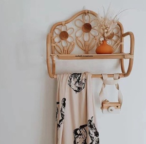 Étagère murale en rotin en forme de fleur fabriquée à la main | Présentoir mural en canne naturelle de style bohème pour la décoration intérieure et le rangement - Product Image 5