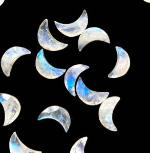 Pierre de lune arc-en-ciel naturelle sculptée en forme de lune perles en forme de croissant de lune pour la fabrication de bijoux - Product Image 4