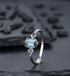 Anillo de Alejandrita con Forma de Cometa Hexagonal Larga para Mujer, Plata 925, Engaste Clásico con Puntas, Joyería Elegante con Piedras Preciosas - Product Image 4