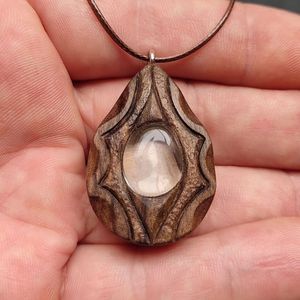 COLLIERS BOOST POUR FEMMES HOMMES NATUREL GRAND BOHO TRIBAL SONO Pendentif en BOIS sur cordon réglable Collier fait main - Product Image 1