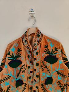 Chaqueta de terciopelo rojo con bordado Suzani, abrigo artesanal de arte folclórico floral, chaqueta de invierno bohemia étnica para mujer, arte vintage. - Product Image 6