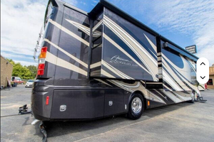 SUV américain abordable 2016 American Coach Revolution 39A, conduite à gauche, 50 000-75 000 milles, 200-250 ch - Product Image 2