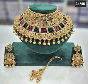 Ensemble de bijoux de mariée de créateur avec collier ras du cou Boucles d'oreilles Maang Tikka Style traditionnel parfait pour les collections de fête de mariage - Product Image 2