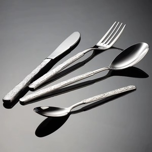 Ensemble de couverts finis argentés avec poignée de style brut Vaisselle moderne de qualité supérieure parfaite pour les repas, les banquets et le service à domicile - Product Image 4