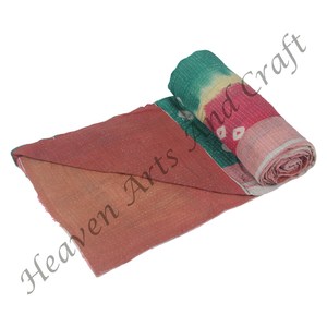 Cubrecama Kantha Vintage Hecho a Mano en India, 100% Algodón, Manta Reversible con Costuras a Mano, Manta Pesada de Sari Antiguo - Product Image 4