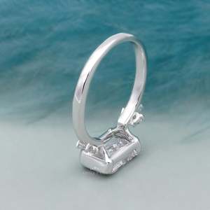 Bague de fiançailles en or blanc East West avec diamant taille émeraude serti clos, style élégant - Product Image 4