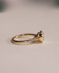 Bague Moissanite Moderne 2.5 Carat Brillant Coupe Ronde avec Lunette Set Solitaire Design Parfait pour les Bijoux de Mariée ou la Mode - Product Image 2