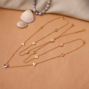 Collier en titane plaqué or pour femme avec pierres précieuses vertes et gouttelettes roses, style géométrique tendance pour le bouddhisme - Product Image 2