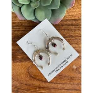 Boucles d'oreilles pendantes Tonya Yazzie en huître épineuse violette et argent sterling plaqué or, ornées de perles et de diamants, idéales pour les mariages - Product Image 3