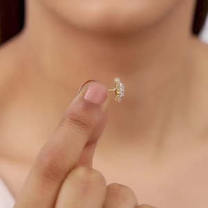 Pendientes de diamantes elegantes con tachuelas doradas de primavera - Product Image 5