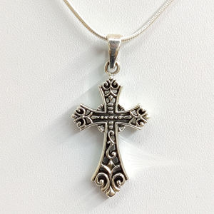 Colgante de Cruz de Plata de Ley Oxidada Hecho a Mano, Estilo Vintage Antiguo, Filigrana Gótica, Joyería de Diseño, Regalo - Product Image 1
