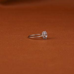 Diamante cultivado en laboratorio con anillo de diamante de corte redondo, Diamante lateral de corte redondo, anillo de compromiso cultivado en laboratorio, anillo de oro sólido de 10KT para su regalo - Product Image 5