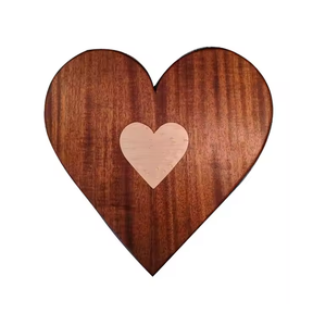 Tablero de charcutería de queso de madera Tabla de cortar en forma de corazón con diseño de amor Tablero de regalos del Día de San Valentín - Product Image 2