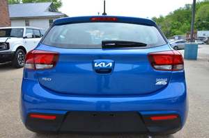 Kia Rio5 S Wagon FWD Azul 2024 Usado, con Techo Solar, Arranque Remoto, Asientos de Cuero, Paquete Premium, Ruedas de Acero, Sistema de Navegación - Product Image 4