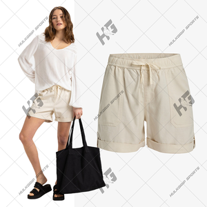 Vente en gros de shorts utilitaires pour femmes d'été 100% coton shorts décontractés avec poches High Street Style respirant et écologique - Product Image 1