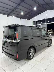 Toyota Voxy Mini Wagon 2022 d'occasion, boîte automatique, intérieur foncé, sièges en cuir, pneus R17, essence, conduite à droite - Product Image 3