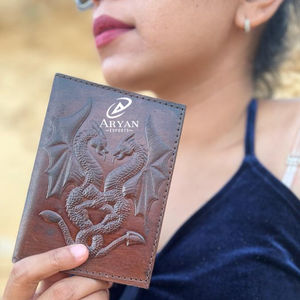 Nouveaux porte-passeports sécurisés en cuir marron gaufré véritable usiné à la main Boho étuis à passeport de voyage en cuir Vintage traditionnel - Product Image 1