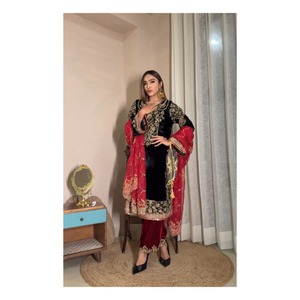 Mejore la belleza de su armario con este recién lanzado juego Kurti Palazzo de terciopelo con lentejuelas de 5mm y trabajo de bordado Zari - Product Image 1