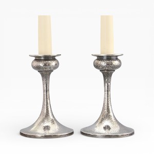 Paire de bougeoirs en métal finition argent martelé avec base large pour un style intérieur élégant - Product Image 1