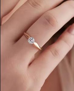 Bague solitaire cathédrale effilée en or 18 carats avec diamant central rond 050 ct et accents 005 ct Design élégant et intemporel - Product Image 1