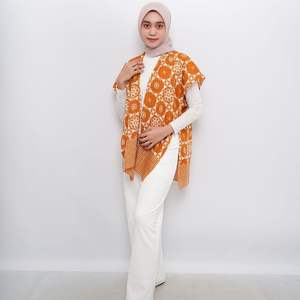 Vibrant Terracotta Heritage Ligero Lana Algodón Invierno Prendas de abrigo Tradicionales Geométricos Batik Motivos Rayas Piel transpirable - Product Image 3