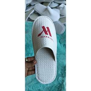 Logo personnalisé Hôtel pour pantoufles avec un design unique pour le confort et le style - Product Image 1